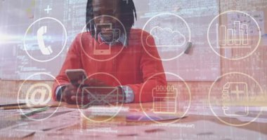 Animasyon veri simgeleriyle grafikleri incelerken akıllı telefon ekranını dinleyen bir erkek işadamı. Kentsel, profesyonel, analitik, veri, teknoloji, beyin fırtınası, üretkenlik