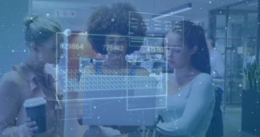 Üç meslektaş klavyeye dokunuyor, iş veri incelemesi için animasyon çizelgelerini aktifleştiriyor. İşbirliği, takım çalışması, analitik, yenilik, dijital, modern, üretkenlik