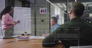 Katılımcı iş toplantısında verileri sorgulamak için elini kaldırırken, bayan sunucu çubuk grafiği çiziyor. İşbirliği, analiz, strateji, takım çalışması, profesyonel, iletişim, modern