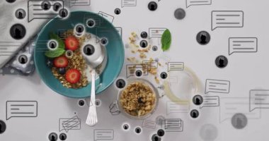 Sürüklenen konuşma baloncukları ve kullanıcı simgeleri kahvaltı sırasında dijital sohbetleri gösteriyorlar. Dijital etkileşim, iletişim, sosyal ağ, teknoloji, modern, bağlantı, gradizm