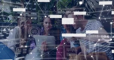 Meslektaşlar tablet ekranı tıklatıyor ve ortak analiz için animasyon teknolojisi verilerini üst üste koyuyorlar. İşbirliği, teknoloji, veri, görselleştirme, takım çalışması, yenilik, iletişim