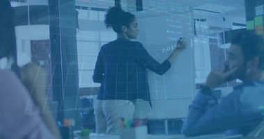 Sunucu, bütçe büyümesi raporu için veri örtüsü oluşturarak çizelgeye adım atıyor. İş, analitik, sunum, görselleştirme, şirket, strateji, teknoloji