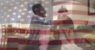 Babam kanepede kızın yanında pembe boa topluyor, boa 'yı örtüyor sonra da eğitici bağ için boncukları yerleştiriyor. Aile, bağ, oyun, sevgi, samimi, samimi, etkileşim