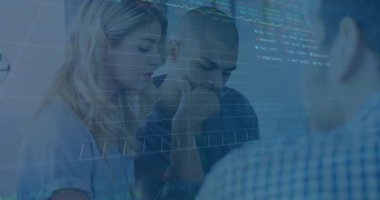 Kadın şeffaf grafik eğrisini takip ediyor ve anahtar kavrayış için artan hisse senedi grafiklerini analiz ediyor. İşbirliği, analiz, sunum, yenilik, bağlantı, üretkenlik, dijital