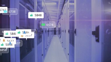 Başlangıçta sosyal medya simgeleri raflara sürükleniyor ve dağılmadan önce veri akışını görselleştiriyor. Teknoloji, veri, dijital, ağ oluşturma, fütüristik, yenilik, bilgi