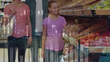 Elma rafının yanında durup kırmızı elmayı incelerken ebeveynler bakkal koridorunda gülümsüyor. Aile, alışveriş, tazelik, sağlık, organik, sağlıklı, enerjik