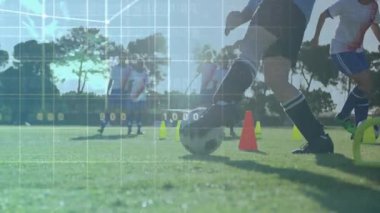 Dişi futbolcu topa koni şeklinde vuruyor, ızgarayı, haritayı, çizgi grafiğini ve el sıkışmasını gösteriyor. Atletik, takım çalışması, spor, eğitim, disiplin, açık hava, performans