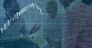 İşletme ekibi lobide oturuyor, şamdan grafiği üst üste biniyor ve finans yüzdesindeki değişimleri gösteriyor. İşbirliği, takım çalışması, finans, analiz, strateji, modernite, veri