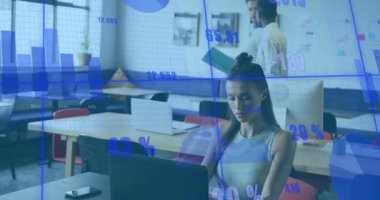 İçeriği ve iş ofisindeki hedefleri sıralamayı tartışan çerçeveli erkek meslektaşlar girerken. İşbirliği, takım çalışması, işyeri, modern, profesyonel, iletişim, ofis ortamı