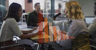 İş arkadaşları raporları analiz eder, iş toplantısı sırasında bar çizelgesini aşağıya doğru eğimli bir şekilde canlandırırlar. İş, takım çalışması, veri, işbirliği, analitik, strateji, sunum