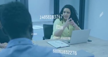 Sunucu, iş toplantısı sırasında gösteriden sonra anahtar figürleri açıklayan jestler kullanıyor. İşbirliği, takım çalışması, veri analizi, profesyonel, modern, kurumsal, iletişim