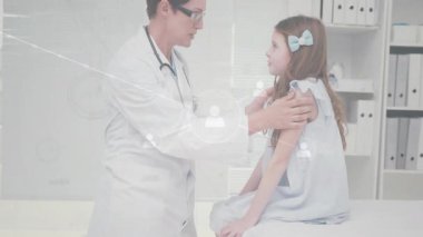 Pediatri kliniğine giren doktor, çocuk kollarını veri ağı kaplaması olarak elle yokluyor ve bakım için genişliyor. Sağlık, pediatri, dijital, iletişim, teknoloji, profesyonellik, yetiştirme