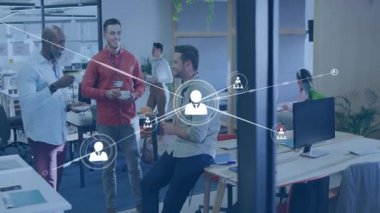 Ofiste kahve paylaşan iş arkadaşları, kullanıcı simgesi görünen, büyüyen iş ağı örtüsü. İşbirliği, bağlantı, teknoloji, yenilik, takım çalışması, ağ oluşturma, dijital