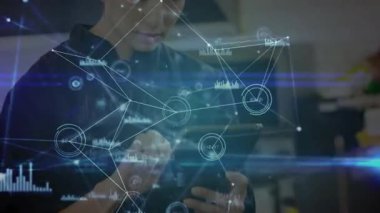 Teknoloji laboratuvarında akıllı telefonu dinleyen bir kadın grafiklerle veri örtüşmesine neden oluyor ve sonra geri çekiliyor. Dijital, teknoloji, yenilik, veri, analitik, modern, profesyonel