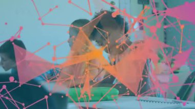 Çizgiler atarken notlar alan sınıf öğrencilerinde kaybolan hareketli ağ örtüsü, el sallayan kız. Eğitim, öğrenim, takım çalışması, işbirliği, gençlik, yaratıcılık, yenilik