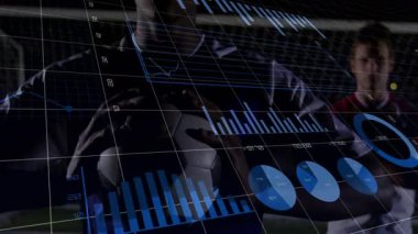 Sel ışığında topu tutan iki oyuncu, 3 boyutlu ızgara çubuk pasta çizelgesini takip ediyor. Spor, analitik, teknoloji, görselleştirme, rekabet, takım çalışması, dijital