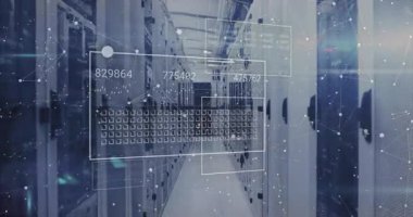 Boş sunucu koridoru görünümü açıldığında, veri akışını gösteren güncelleştirilmiş sayısal etiketler soluyor. Teknoloji, veri, ağ, dijital, fütüristik, analitik, otomasyon