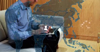 Teknoloji ofisindeki kanepeye yazı yazan adam genişleyen ağı altıgenlerle gösteren dünya haritası örtüşüyor. Teknoloji, bağlantı, dijital, yenilik, analitik, fütüristik, çalışma alanı