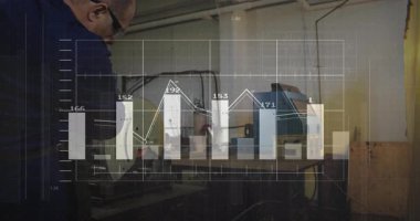 Metal işçisi öğütücüye uzanıp metali keserken grafikler performans için güncelleniyor. Sanayi, zanaat, hassasiyet, teknik, makine, güvenlik, dayanıklılık