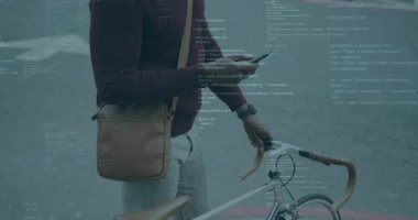 Bisikletçi kaldırıma geliyor akıllı telefonları dinleyip yön bulma kodlarıyla kaydırıyor. Kentsel, teknoloji, modern, ulaşım, yaşam tarzı, minimalizm, bağlantı