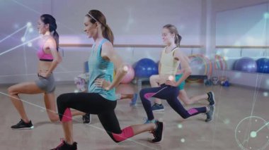 Sırayla hücum eden gruplar, dönüşümlü olarak kafalarını çevirip fitness antrenmanına gülümsüyor ve ağ örtüşüyorlar. Fitness, health, wellness, teamwork, movement, determination, dynamic