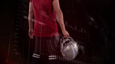 Erkek sporcu, kask kaldırarak, izleme ölçümleri yaparak Stüdyoda spor analitiği HUD 'yi etkinleştiriyor. Futuristik, dijital, teknoloji, performans, görselleştirme, fitness, yenilik