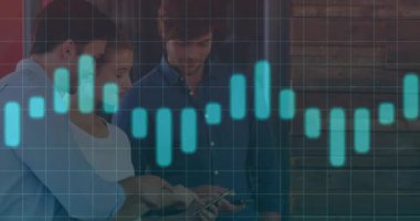 Ekip tıklama tableti, yeni gelen akıllı telefonu kaydırırken canlı analitik çubuk grafiğini başlatıyor. İşbirliği, takım çalışması, yenilik, veri görselleştirme, iş dünyası, dijital, modern