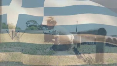 Bir kadın sahadan yukarı itiyor ve spor salonunda çömelmiş metal çubukları aşıyor. Atletik, egzersiz, dinamik, motive edici, açık hava, güç, çeviklik