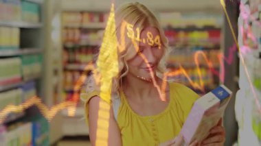 Kadın alışverişçi market koridorunda geziniyor mısır gevreği kutusunu çekiyor ve ürünleri grafik olarak seçiyor. Perakende satış, tüketici, ticaret, analiz, karar verme, veri görselleştirme, perakende ortamı