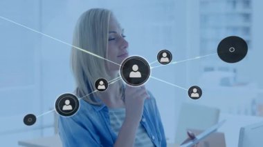 Yetişkin bir kadın tableti tıklatıyor ve büyüyen ağ ikonları iş için satırlara bağlanıyor. Teknoloji, dijital, bağlantı, yenilik, ağ oluşturma, modern, profesyonel