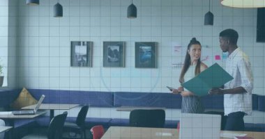 İş arkadaşları ofis salonunda yürüyor, iş görüşmesi için holografik çizelgeleri aktif hale getiriyorlar. İşbirliği, yenilik, dijital, teknoloji, profesyonel, başlangıç, modern