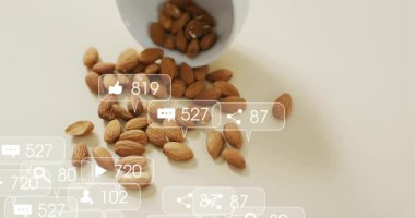 Düz dizayn edilmiş sosyal simgeler belirginleşirken kase eğilip dökülüyor. Atıştırma, sosyal medya, dijital etkileşim, minimalist, sağlıklı yaşam tarzı, moda, modern