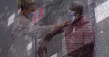 Klinisyen, maske takmış hasta kolunu değerlendirme için esneklik seviyelerine yönlendiriyor. Tıbbi, sağlık, rehabilitasyon, terapi, hareketlilik, değerlendirme, klinik