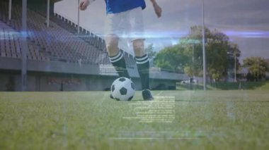 AR HUD analitiği aktifleştirirken bayan futbolcu topa vurup sahada salyalarını akıtıyor. Atletik, spor, teknoloji, dijital, fütüristik, fitness, veri görselleştirmesi