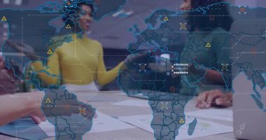 Ekip konferans masasına yaslanırken dijital dünya haritası da iş verileri planlamasını kapsıyor. İşbirliği, takım çalışması, dijital, veri, strateji, profesyonel, yenilik