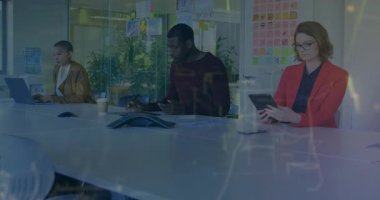 Üç takım üyesi iş bağlantısını göstermek için ağ grafikleriyle yazışıyor ve tıklıyor. İşbirliği, teknoloji, modern, yenilik, çalışma alanı, dijital, ağ