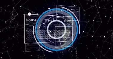 Merkezi dairesel HUD 'a çarpan sarı enerji yayı canlı veri panellerini güncelleyen dönen halkaları başlatıyor. Teknoloji, siber uzay, veri, dijital, fütüristik, yenilik, arayüz