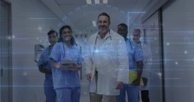 Koridorda yürüyen tıbbi ekip hastaları izlemek için HUD göstergelerini etkinleştiriyor. Tıbbi, işbirliği, modern, sağlık, teknoloji, profesyonellik, yenilik