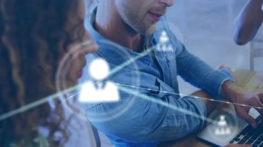 İş arkadaşı ekranı izlerken dizüstü bilgisayarda yazan ve kullanıcı simgesi teknolojisi ağı büyümesini başlatan adam. İşbirliği, ağ oluşturma, teknoloji, dijital, yenilik, çalışma alanı, gelecekçilik