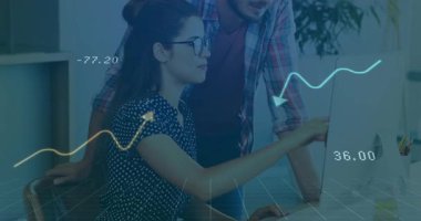 Fareye tıklayarak analitik dalga formlarını başlatan kadın hem ani yükselme hem de tezahürat yapıyor. Teknoloji, takım çalışması, yenilik, veri, işbirliği, modern, üretkenlik