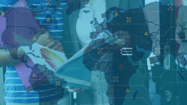 İş arkadaşları dosya sayfalarını çeviriyor ve ofis konuşmaları sırasında animasyon veri haritası örtüsü gösteriyorlar. Şirket, takım çalışması, veri görselleştirme, profesyonel, beyin fırtınası, iletişim, modern