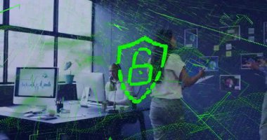 Güvenlik ekibi, kalkan simgesini kilit açma işlemini etkinleştirirken işbirliği yapıyor. İşbirliği, güvenlik, dijital, yenilik, takım çalışması, teknoloji, profesyonel