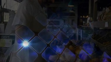 Baker, somunları inceledikten sonra katmanlı fırın rafına eğiliyor, kavrıyor, inceliyor ve tepsiyi yüklüyor. Esnaf, ekmek yapma, aşçılık, işçilik, kırsal, fırın, tazelik