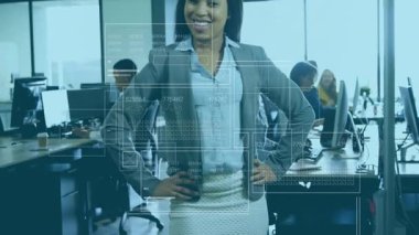 İş kadınının ofis arayüzünü başlatması gülümseme ölçümlerini belirten çizelgelere neden oluyor. Teknoloji, yenilik, çalışma alanı, verimlilik, profesyonellik, dijital, kurumsal