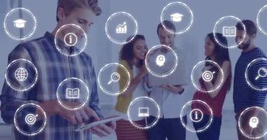 Ekose gömlekli bir adam, tablet tıkırdatıyor ve takım işbirliği yaparken eğitim analitik simgelerini etkinleştiriyor. İşbirliği, teknoloji, yenilik, takım çalışması, dijital, analitik, modern