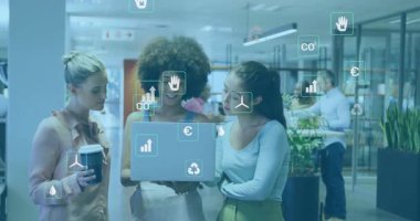 Ekip dizüstü bilgisayarı dijital CO ve güneş simgeleri olarak kaldırıyor, sürdürülebilirlik ölçümlerini gözden geçiriyorlar. İşbirliği, takım çalışması, yenilik, çevre dostu, modern, dinamik, motivasyon.