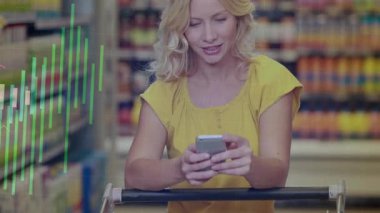 İhbar geliyor, alışveriş arabası itiyor raflardaki veri çubuklarıyla seçimi onaylıyor. Perakende, tüketici, dijital, canlı, ticaret, yaşam tarzı, teknoloji