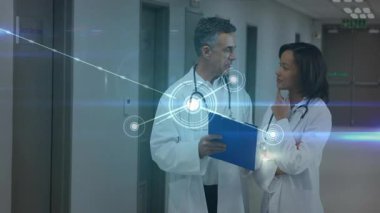Kadın hekim panoyu işaret ederek ağı etkinleştiriyor doktorları tıbbi inceleme için birleştiriyor. Tıbbi, işbirliği, dijital, sağlık, tanı, teknoloji, takım çalışması
