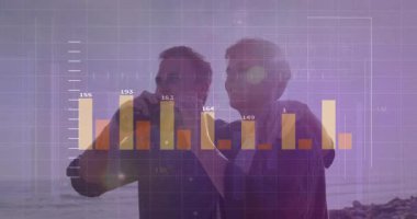 Dürbünü kaldıran adam, çift ufuk çizgisini tararken veri tablolarını çalıştırıyor. Macera, işbirliği, teknoloji, analiz, keşif, rıhtım, bağlantı