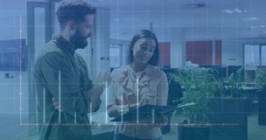 İş arkadaşları pano başını eğiyor, pembe veri düğümleri oluşuyor, yeşil çubuklar net bir ızgarada yükseliyor. İşbirliği, analiz, takım çalışması, teknoloji, iletişim, üretkenlik, yenilik